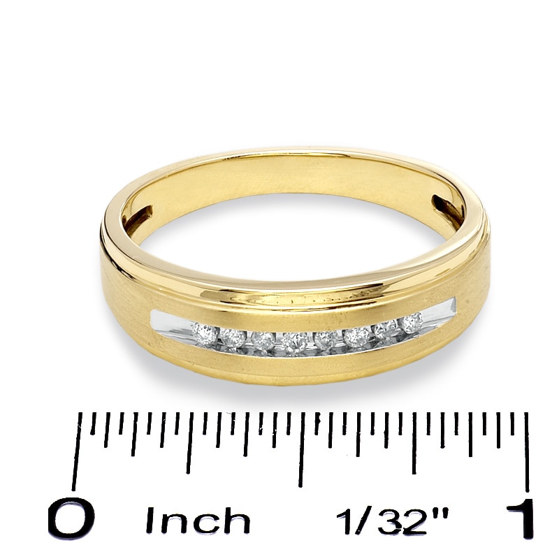 Previously Owned Men's 1/10 CT. T.W. Diamond Wedding Band in 10K Gold